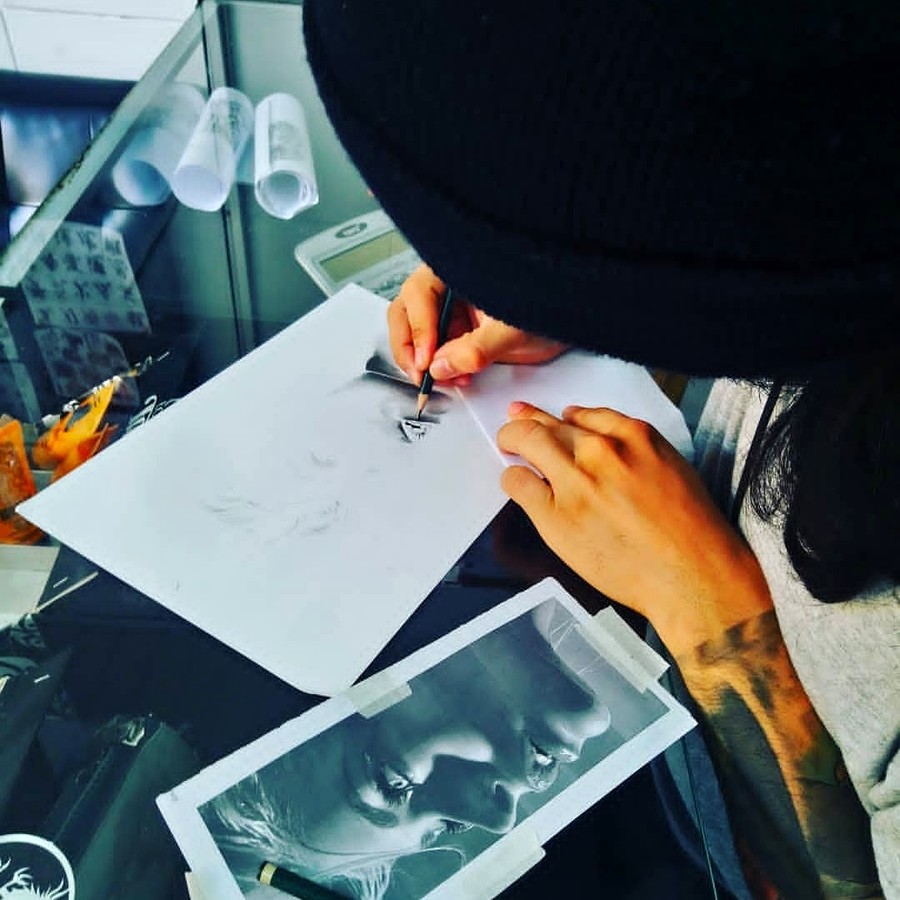 Thiago desenhando