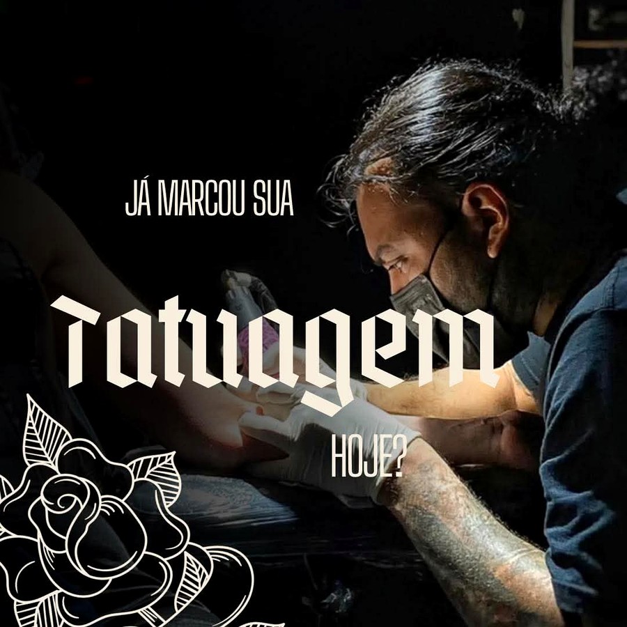 Thiago tatuando no estúdio Art Primitiva — já marcou sua tatuagem hoje?